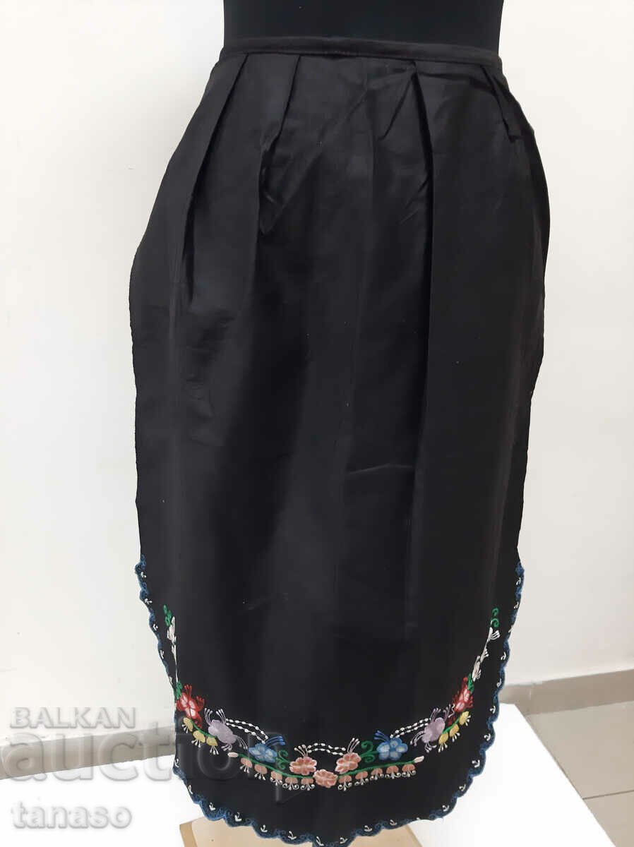 Old Embroidered Black Apron(16.3)