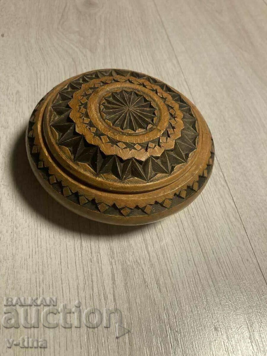 Wooden plate bowl with lid salt shaker spices carving