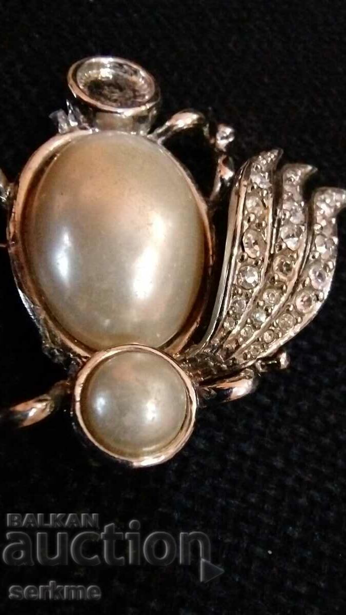 Delivery of A brooch