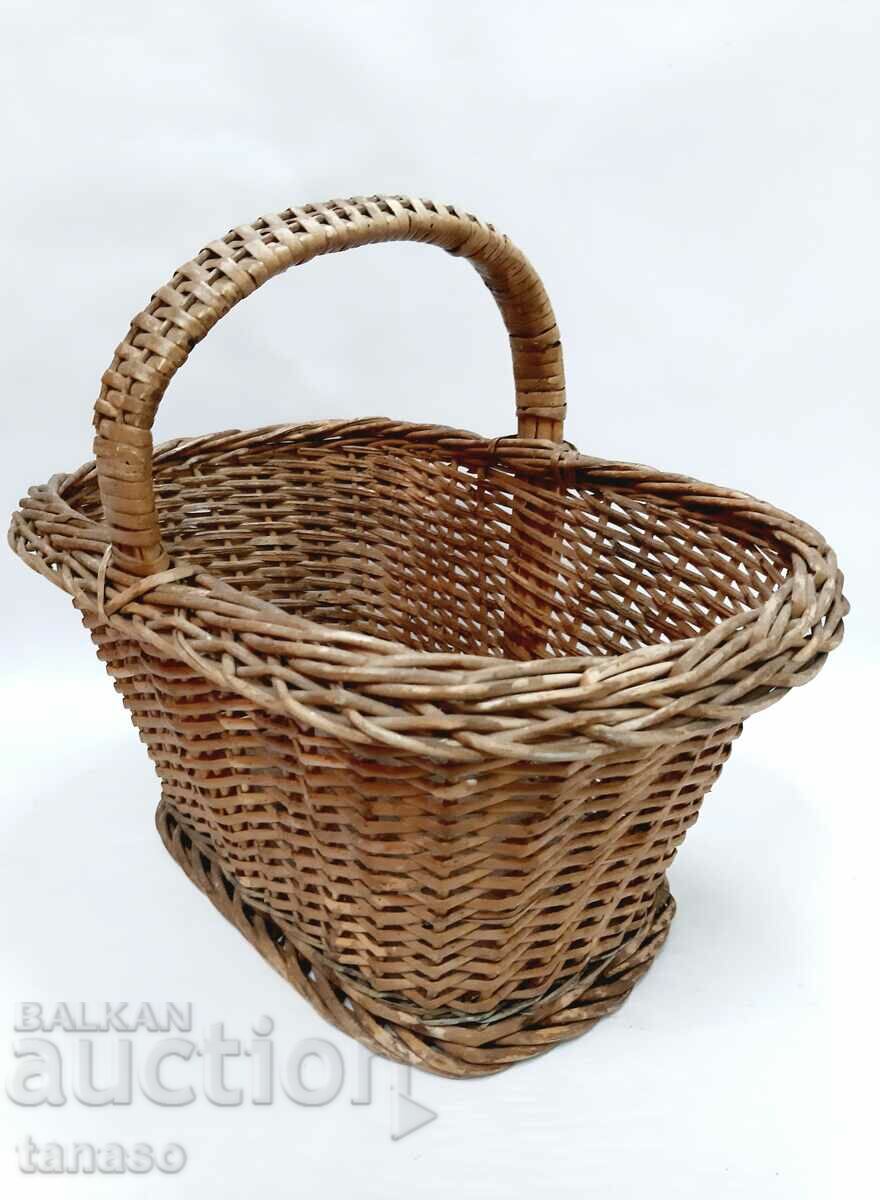 Auction Old Large Preserved Picnic Basket(6.1) Auction Old Large Preserved Picnic Basket(6.1)