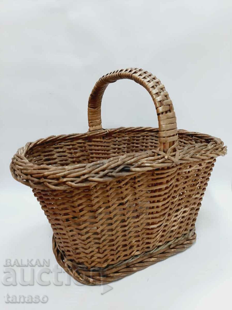 Delivery of Old Large Preserved Picnic Basket(6.1) Delivery of Old Large Preserved Picnic Basket(6.1)