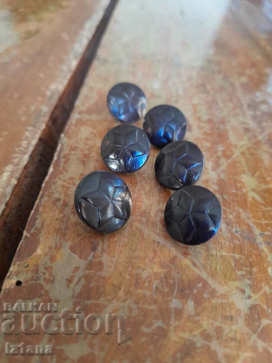 Butoane vechi militare cu preț 10.00 BGN | € 5.11