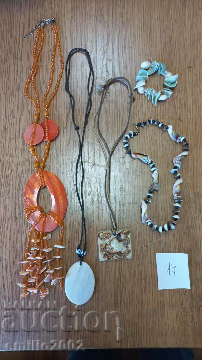 Jewelery and ornaments lot 17