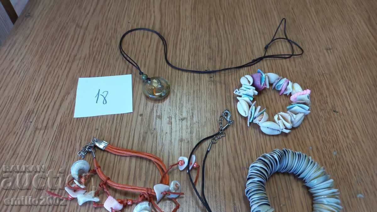 Auction  Jewelery and ornaments lot 18