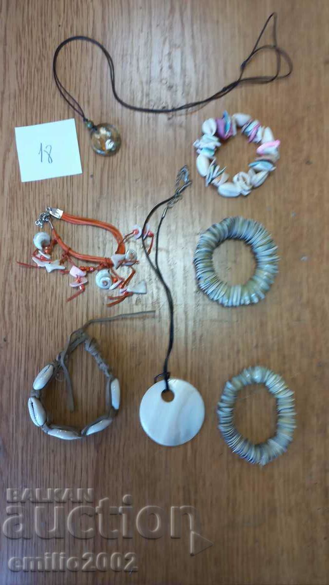 Jewelery and ornaments lot 18