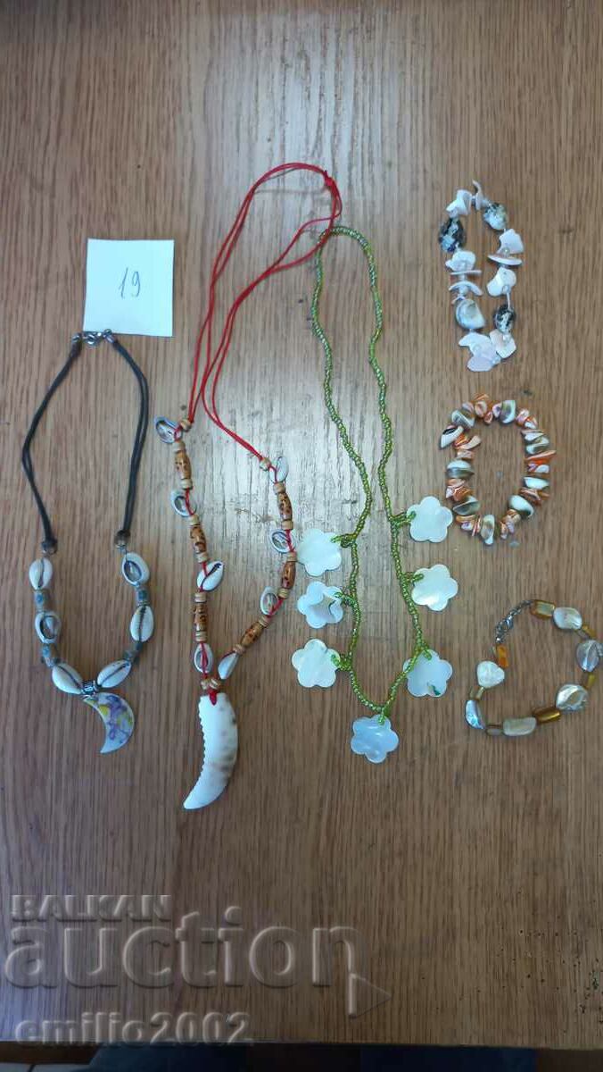 Jewelery and ornaments lot 19