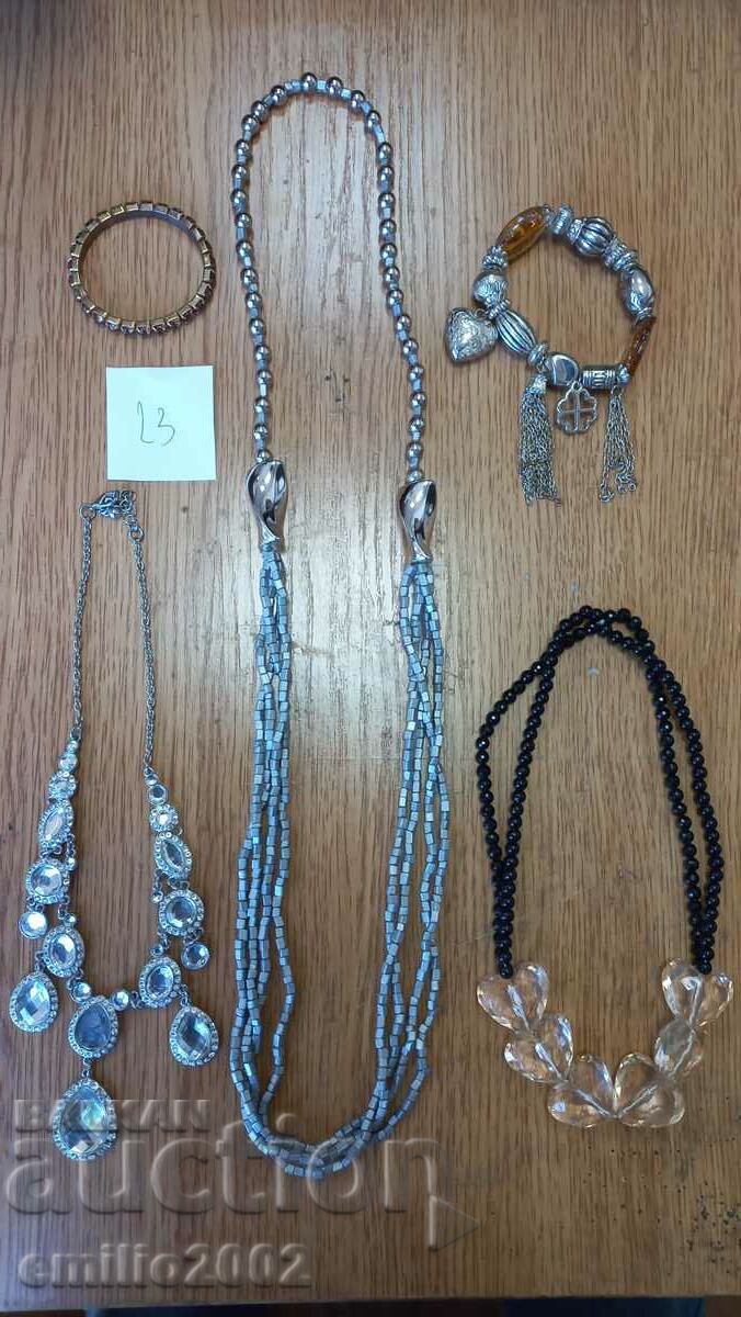 Jewelery and ornaments lot 23