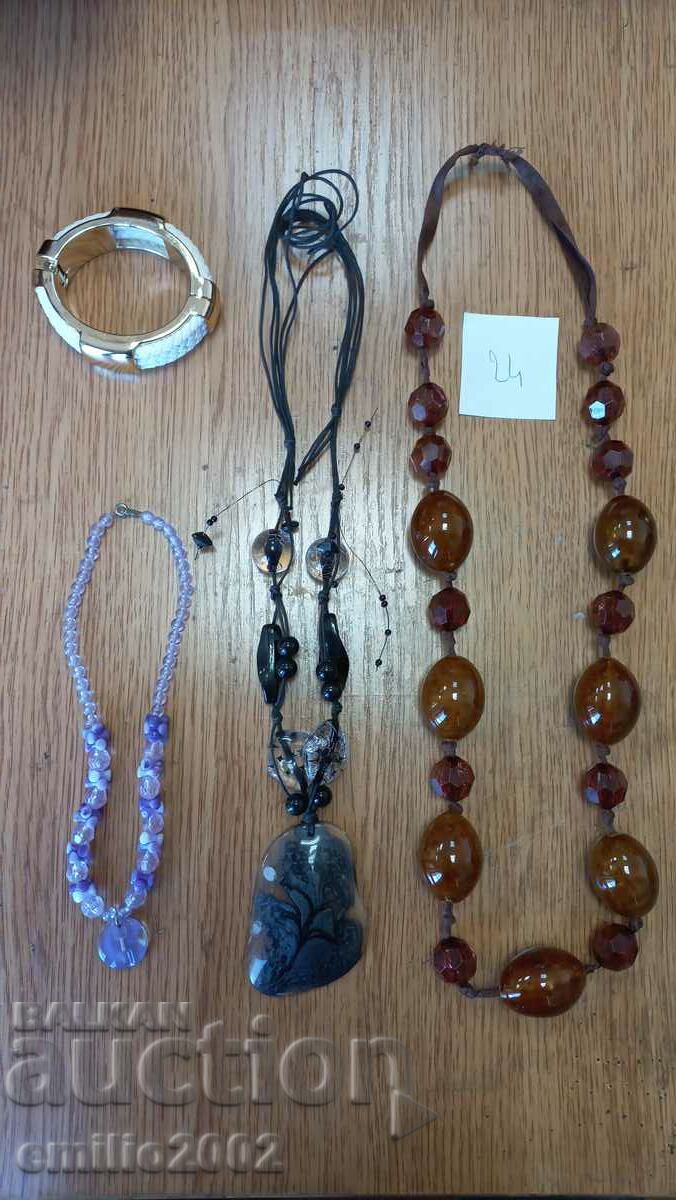 Jewelery and ornaments lot 24