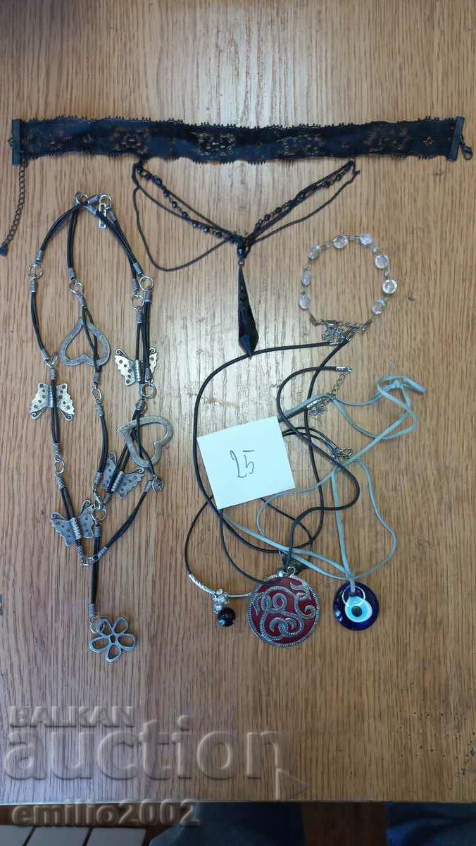 Jewelery and ornaments lot 25