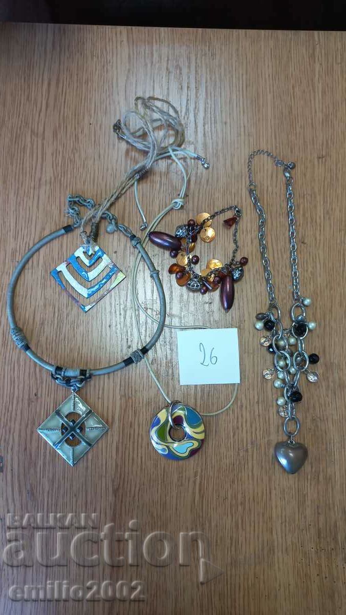 Jewelery and ornaments lot 26