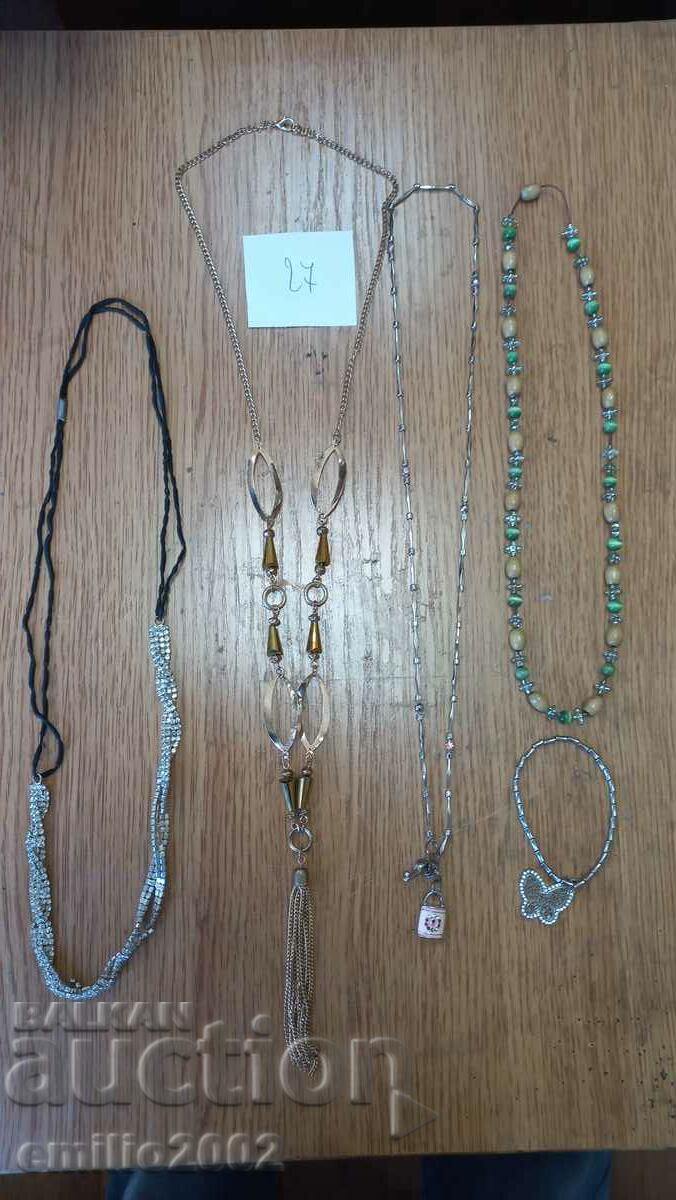 Jewelery and ornaments lot 27