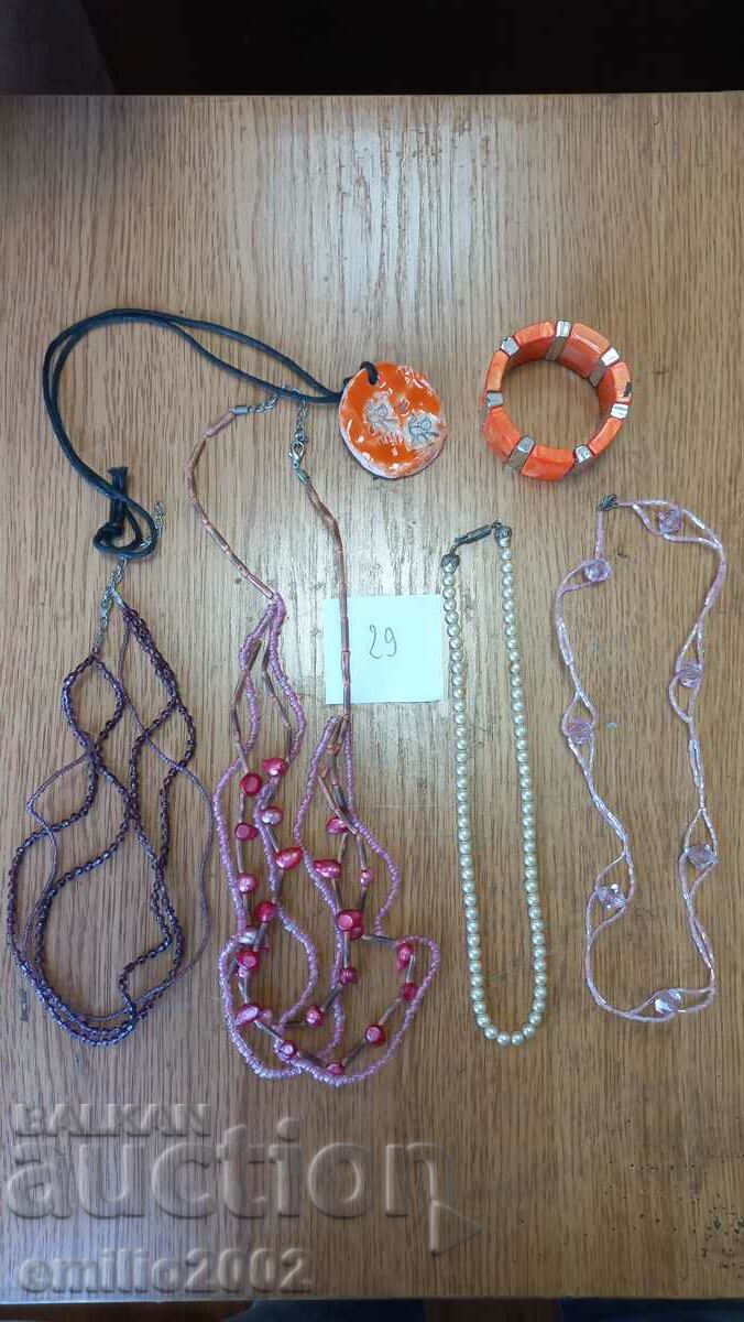 Jewelery and ornaments lot 29