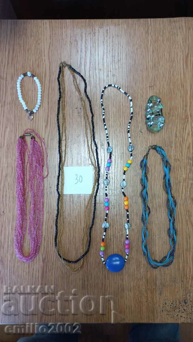 Jewelery and ornaments lot 30