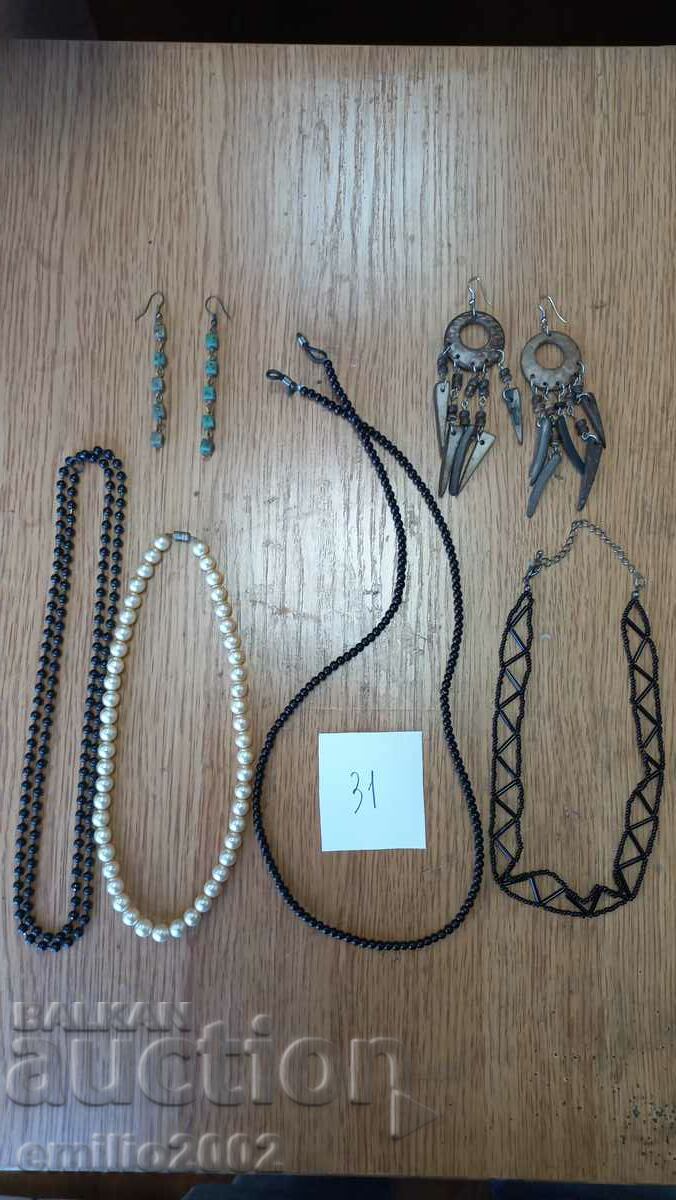 Jewelery and ornaments lot 31