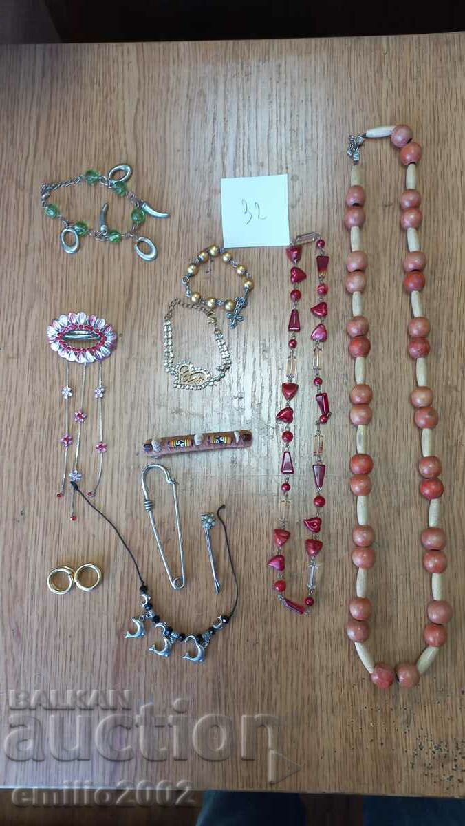Jewelery and ornaments lot 32