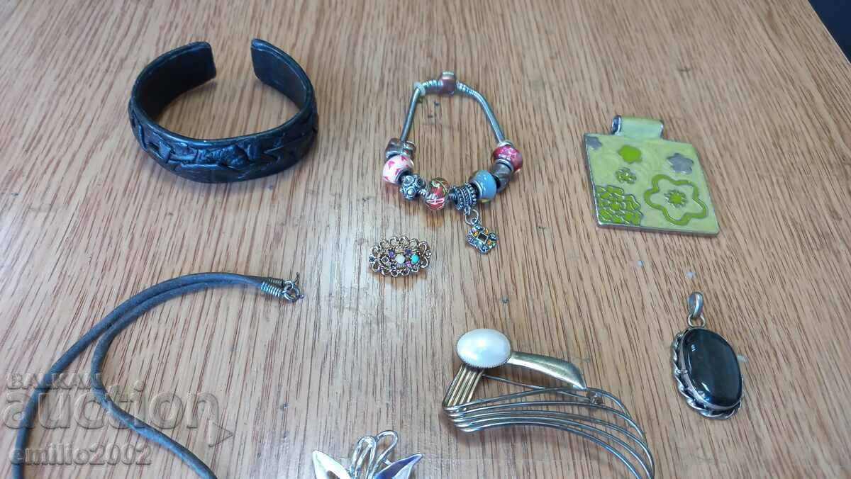 Auction  Jewelery and ornaments lot 34