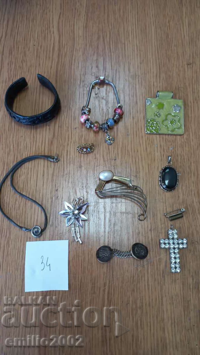 Jewelery and ornaments lot 34