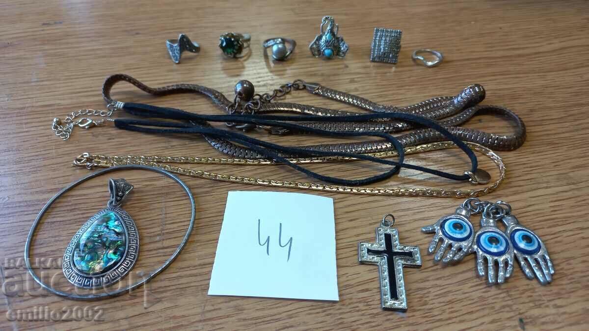 Jewelery and ornaments lot 44