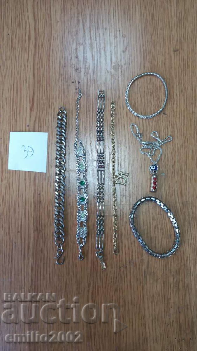 Jewelery and ornaments lot 39