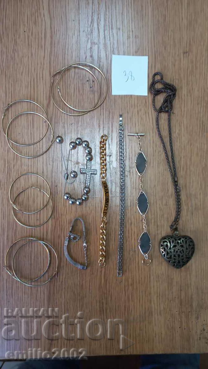 Jewelery and ornaments lot 38