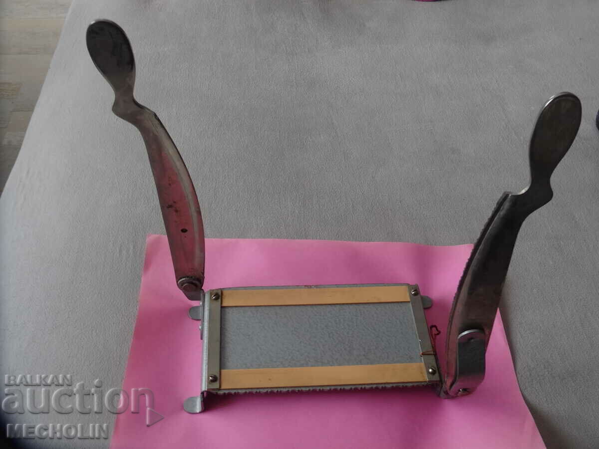 GUILOTINA RETRO / FOTO CUTTER cu preț 35.00 BGN | € 17.90 GUILOTINA RETRO / FOTO CUTTER cu preț 35.00 BGN | € 17.90