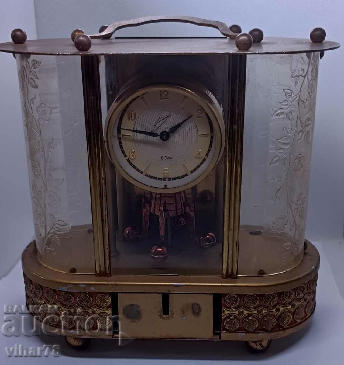 Παλιό μουσικό επιτραπέζιο ρολόι