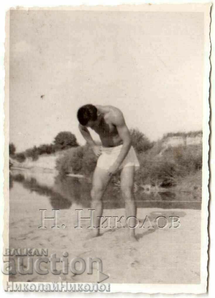 LITTLE OLD PHOTO YOUNG MEN HAVE FUN BY THE RIVER G561 LITTLE OLD PHOTO YOUNG MEN HAVE FUN BY THE RIVER G561