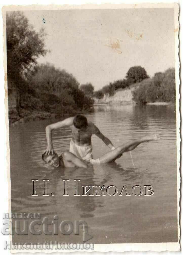 LITTLE OLD PHOTO YOUNG MEN HAVE FUN BY THE RIVER G562