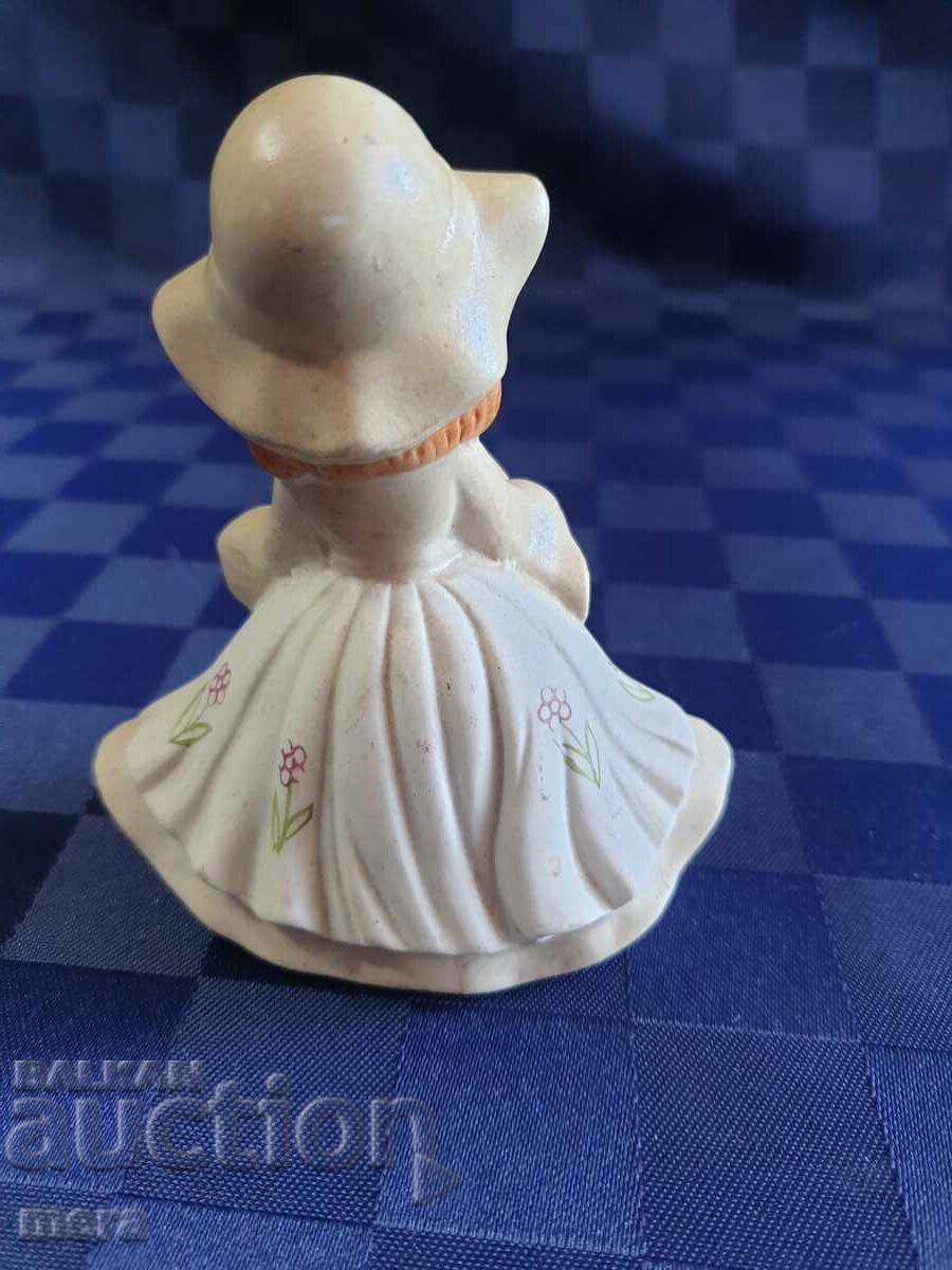 Delivery of Porcelain figurine