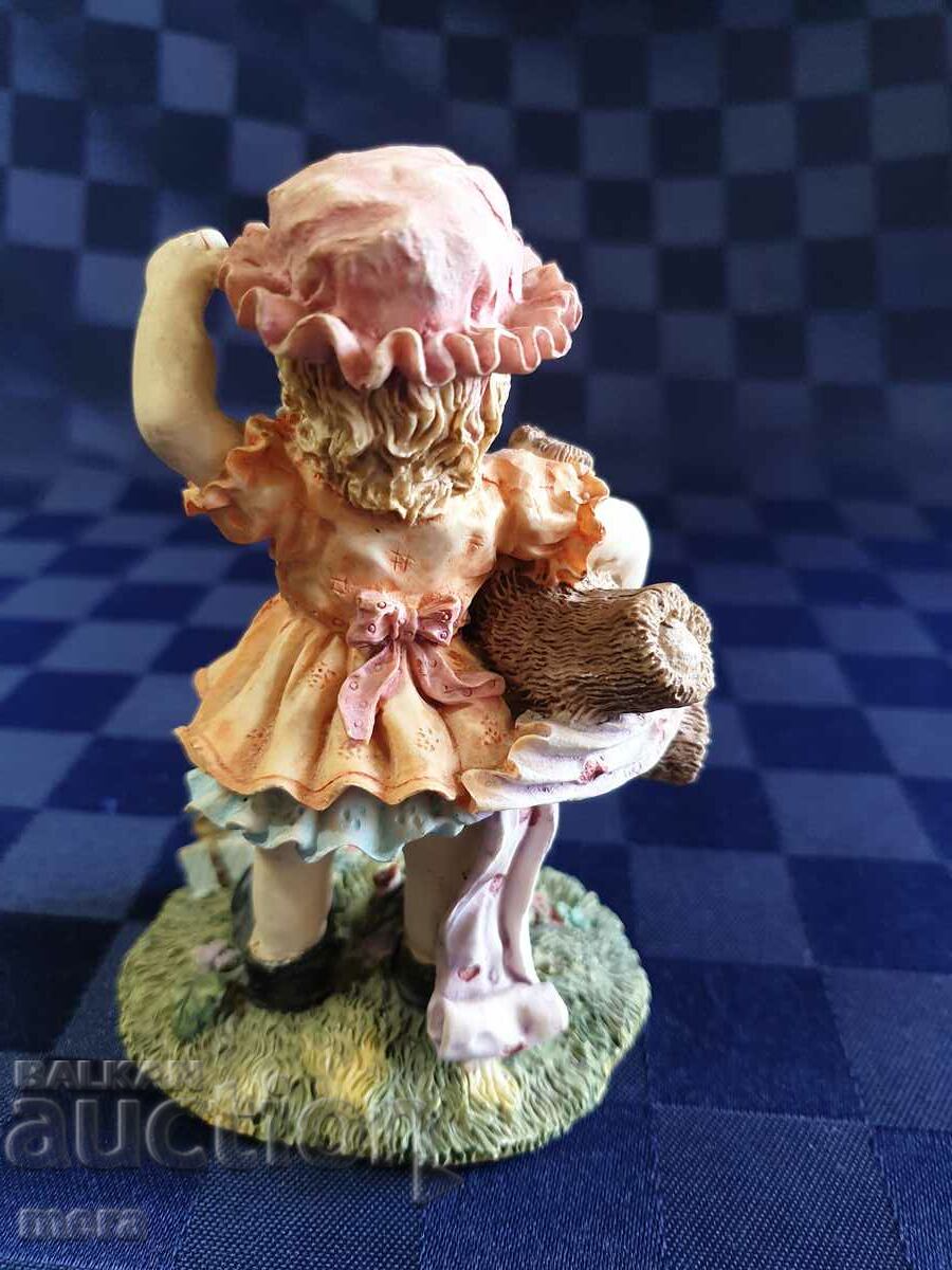 Auction  Porcelain figurine