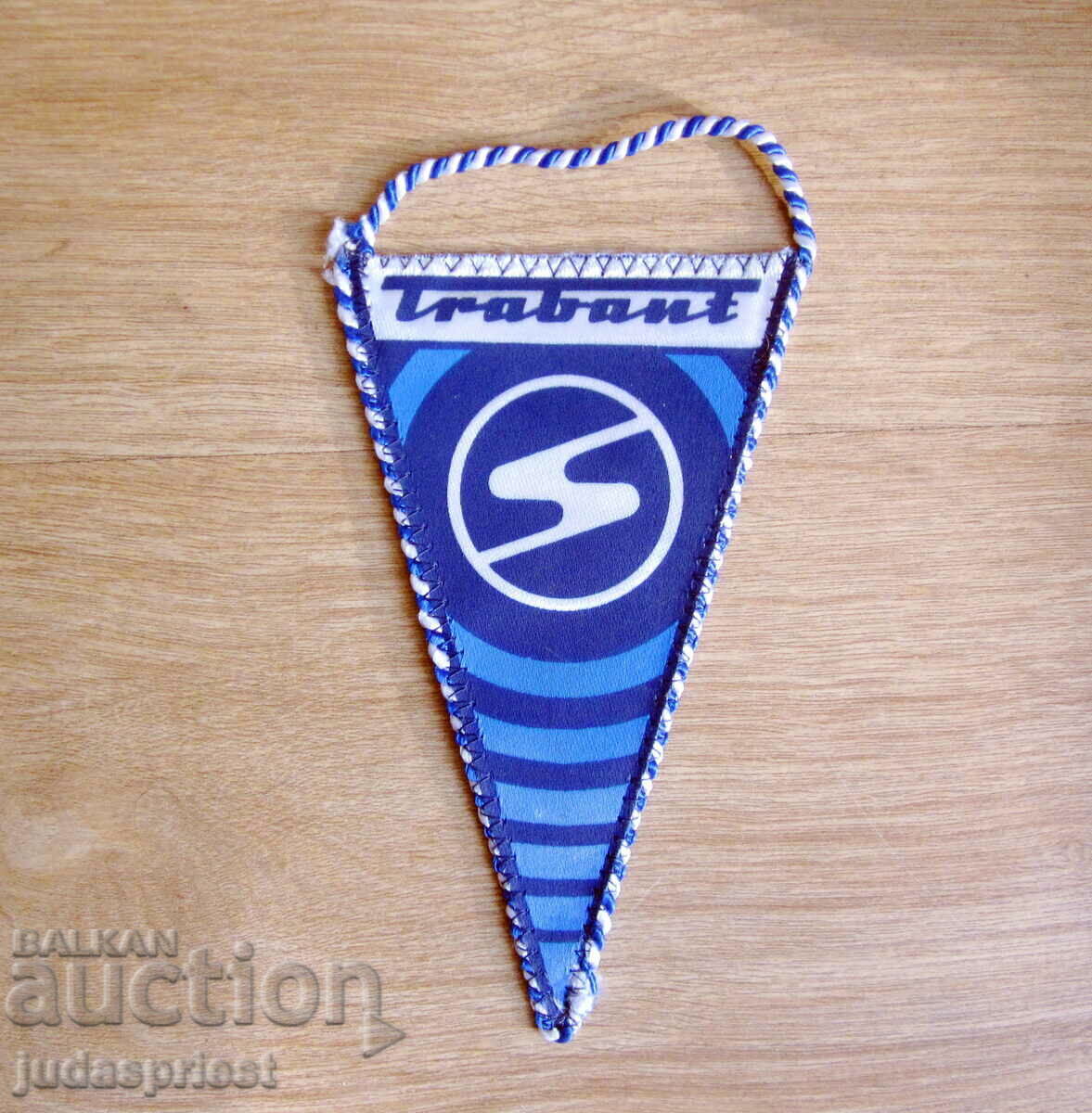 παλιά σημαία αυτοκινήτου με έμβλημα αυτοκινήτου trabant με τιμή 25.00 BGN | € 12.78 παλιά σημαία αυτοκινήτου με έμβλημα αυτοκινήτου trabant με τιμή 25.00 BGN | € 12.78