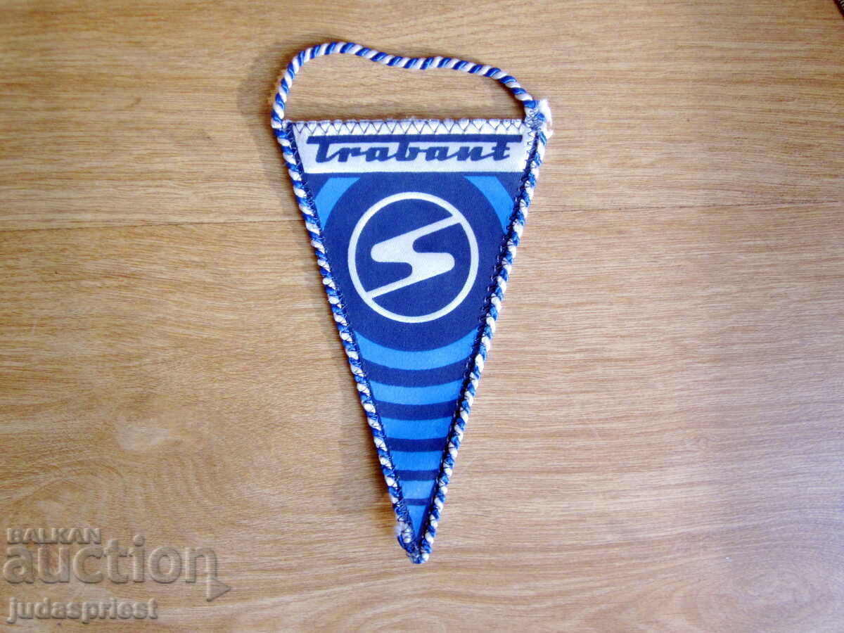 steag de mașină vechi cu emblema de mașină trabant