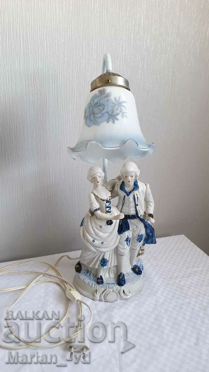 Старинна порцеланова лампа, викторианска двойка
