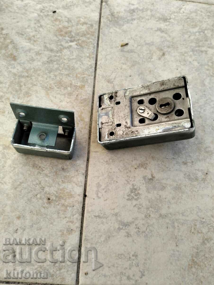 Old door latch with price 9.99 BGN | € 5.11 Old door latch with price 9.99 BGN | € 5.11