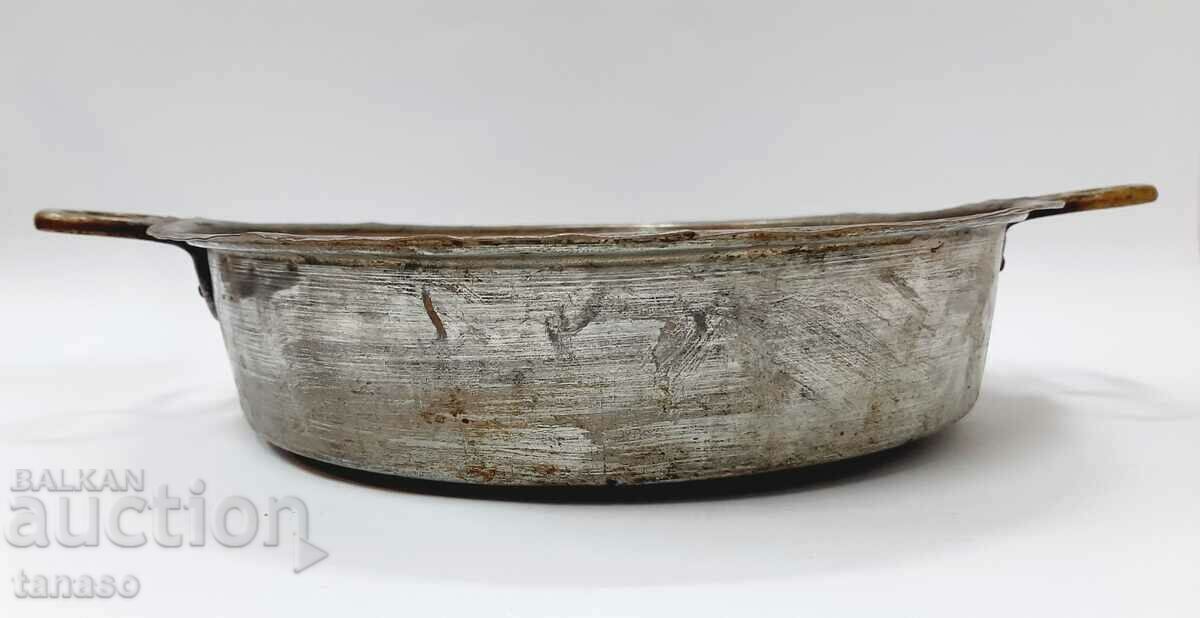 Tavă din cupru antic 1932, marcaje(9.3) cu preț 120.00 BGN | € 61.36 Tavă din cupru antic 1932, marcaje(9.3) cu preț 120.00 BGN | € 61.36