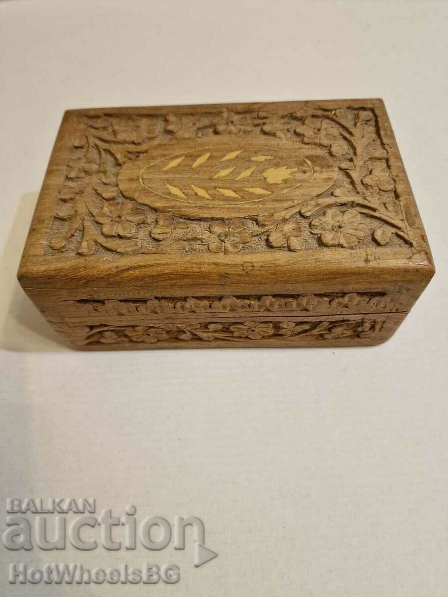 Cutie de bijuterii din lemn - sculptură în lemn