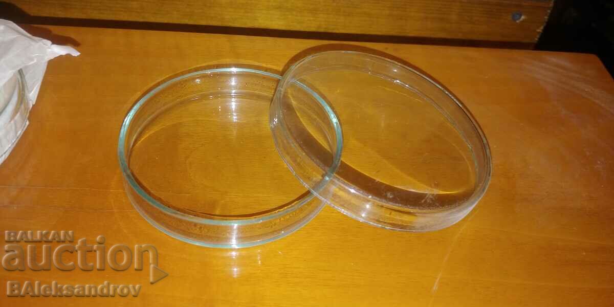 Laboratory cups, Petri dishes