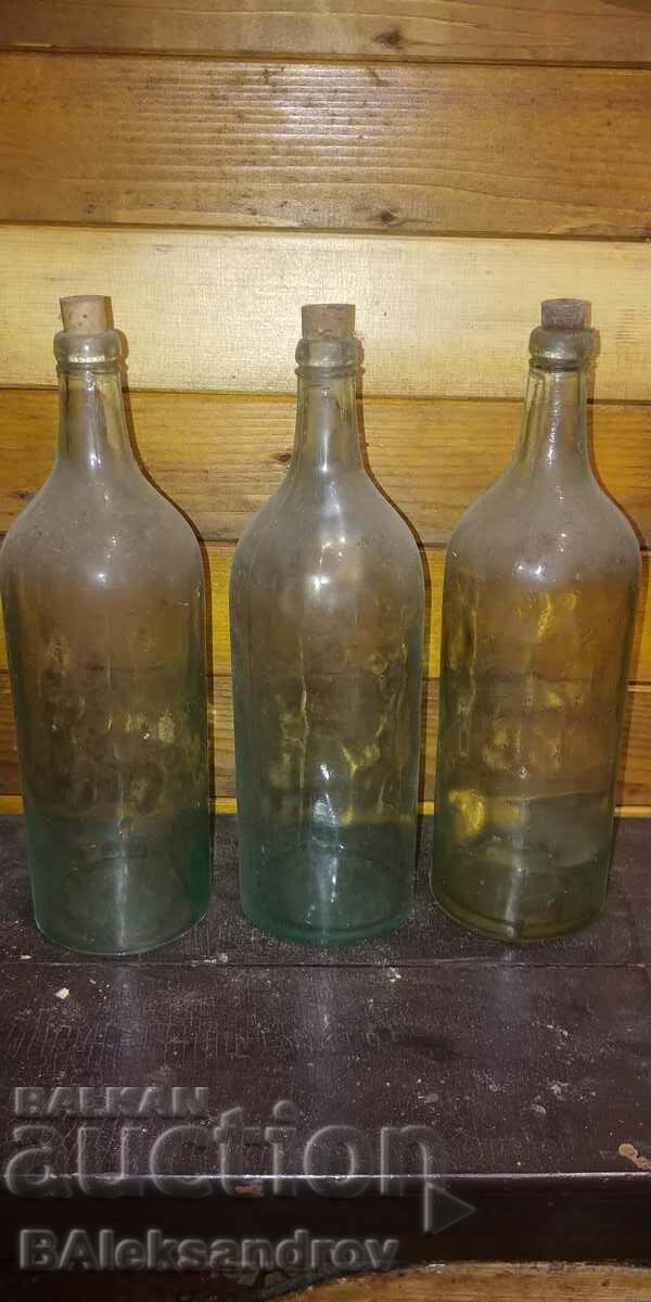 O mulțime de sticle vintage
