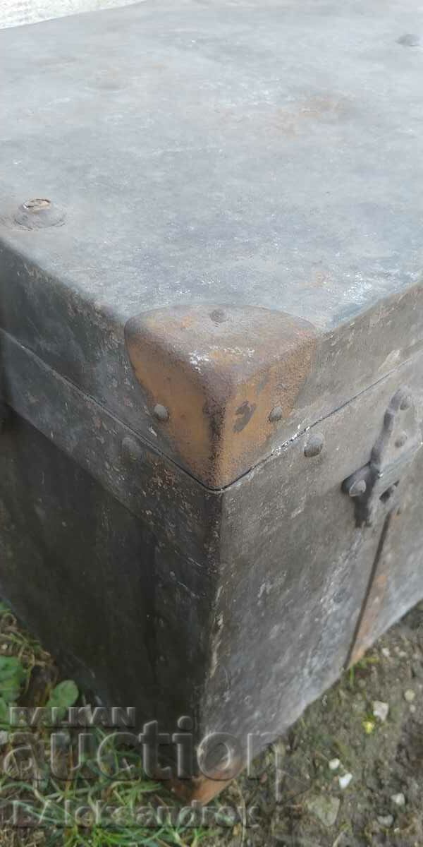 Auction  Large military general trunk for personal luggage