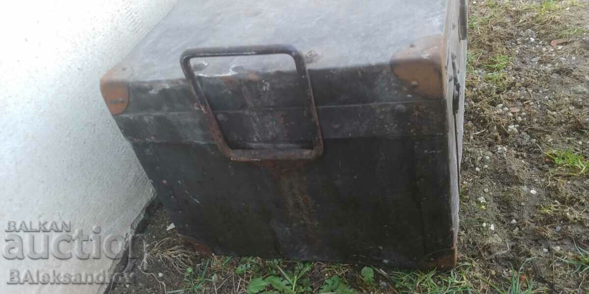 Delivery of Large military general trunk for personal luggage