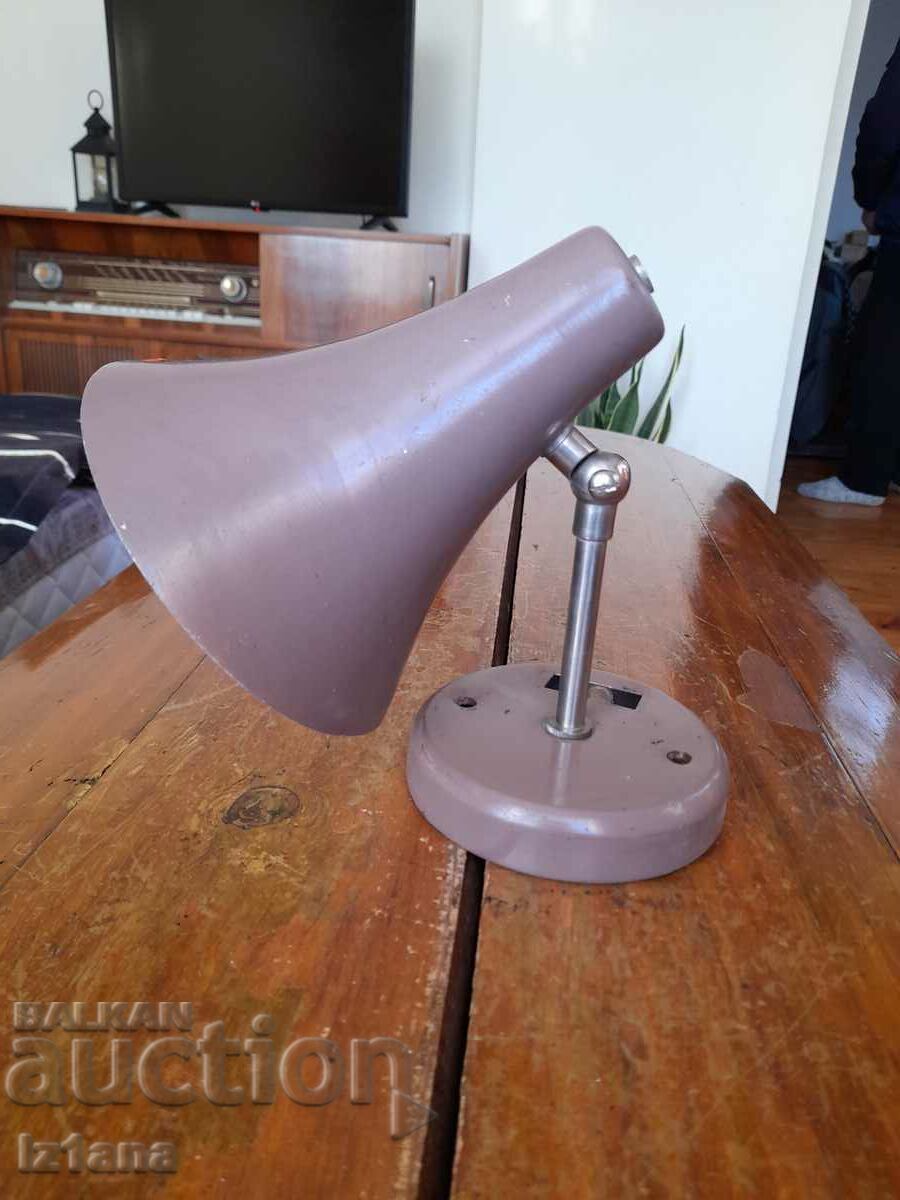Veche lampă de masă
