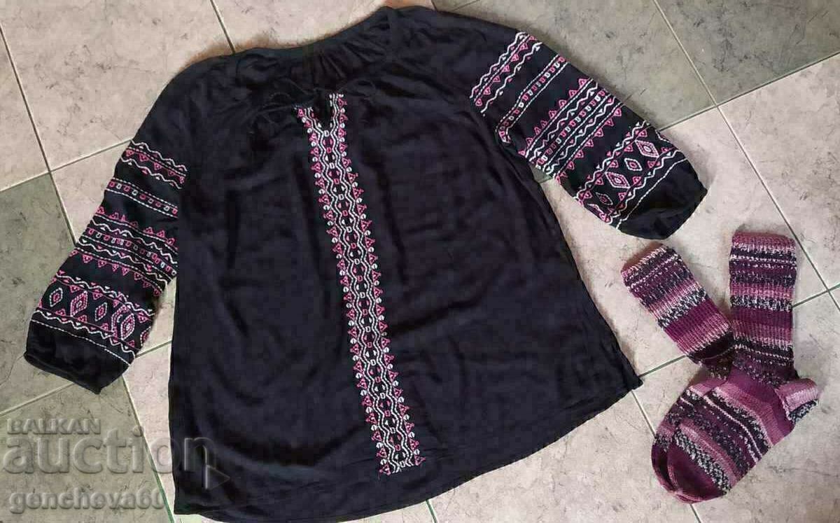 Licitație Cămașă tradițională cu broderii frumoase și șosete/costume cu model Licitație Cămașă tradițională cu broderii frumoase și șosete/costume cu model