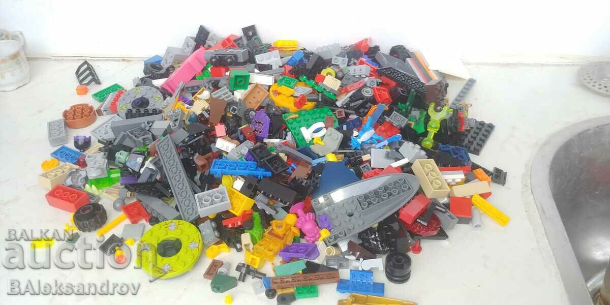 O mulțime mare de piese Lego și multe altele.