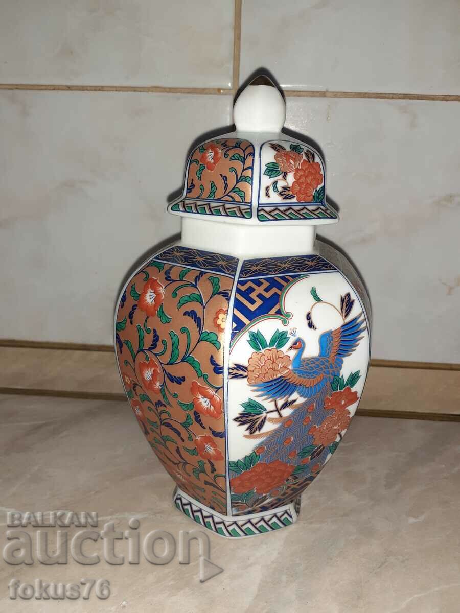 Auction Beautiful jar with lid - Japanese porcelain mark Auction Beautiful jar with lid - Japanese porcelain mark