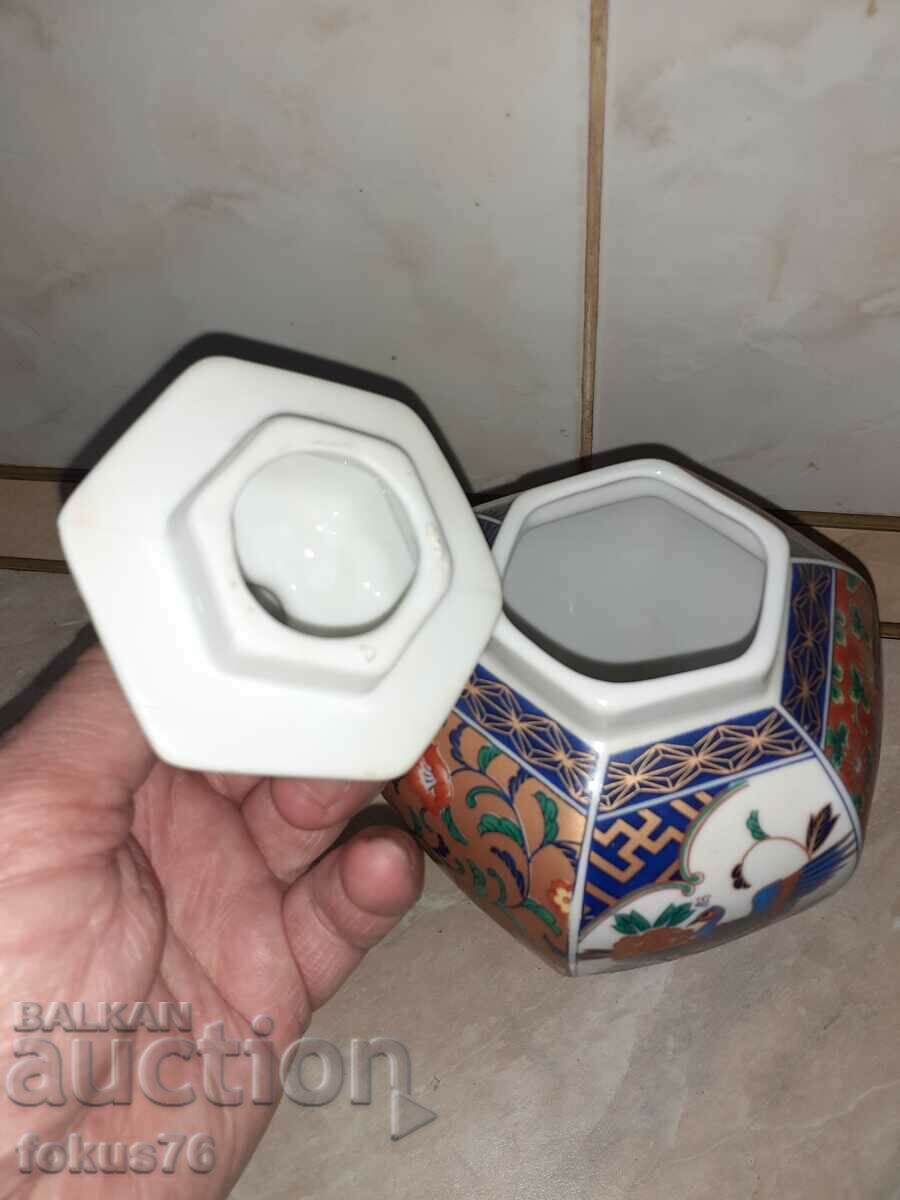 Delivery of Beautiful jar with lid - Japanese porcelain mark Delivery of Beautiful jar with lid - Japanese porcelain mark