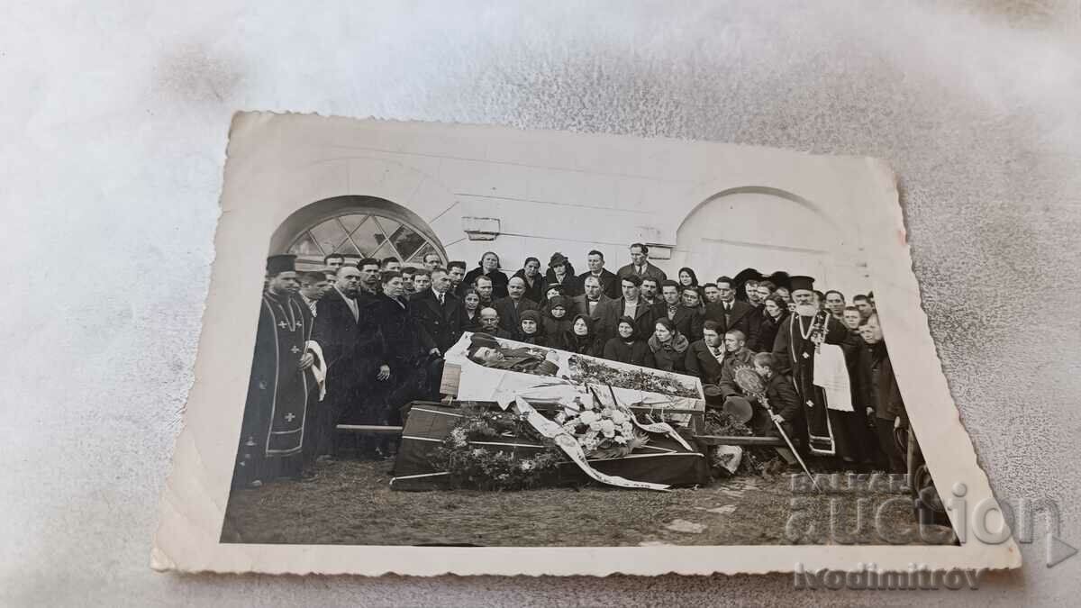 Photo Funeral with two clergymen
