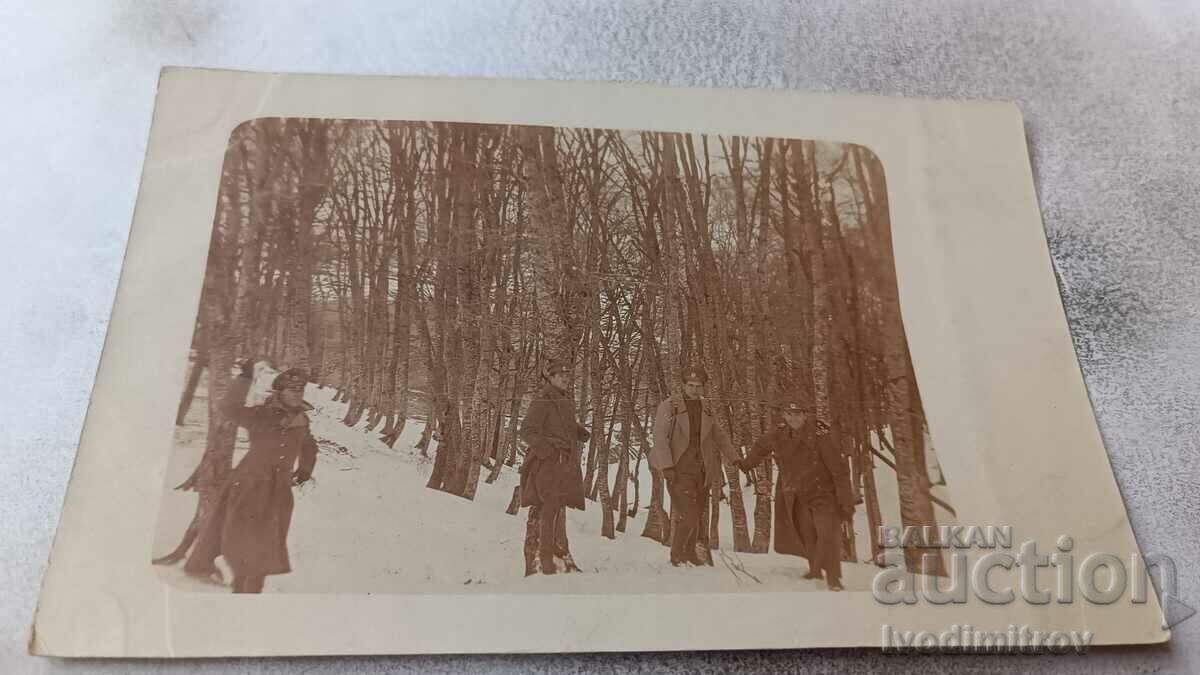 Fotografie Krushevo Patru ofițeri în pădure în iarna lui 1918