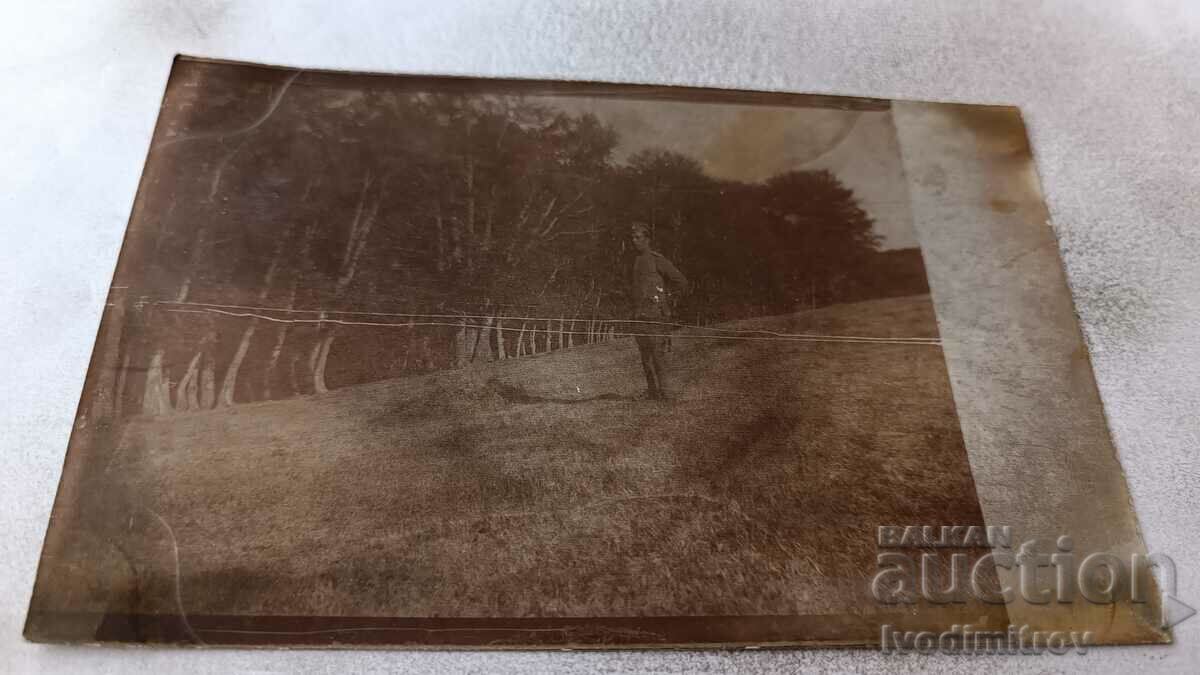 Φωτογραφία Αξιωματικός του Κρούσεβο κατά μήκος του δάσους 1917