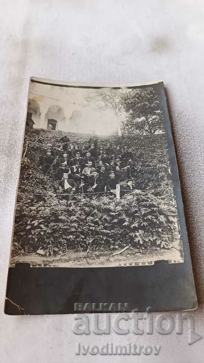 Foto Tineret în curtea mănăstirii Klisur, 1929