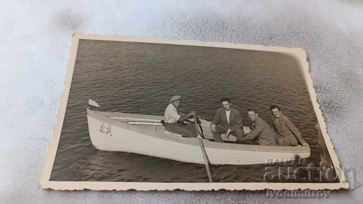 Fotografie Patru bărbați cu o barcă în Lacul Ohrid